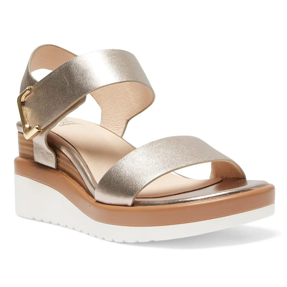 Iris Wedge in Gold Leather