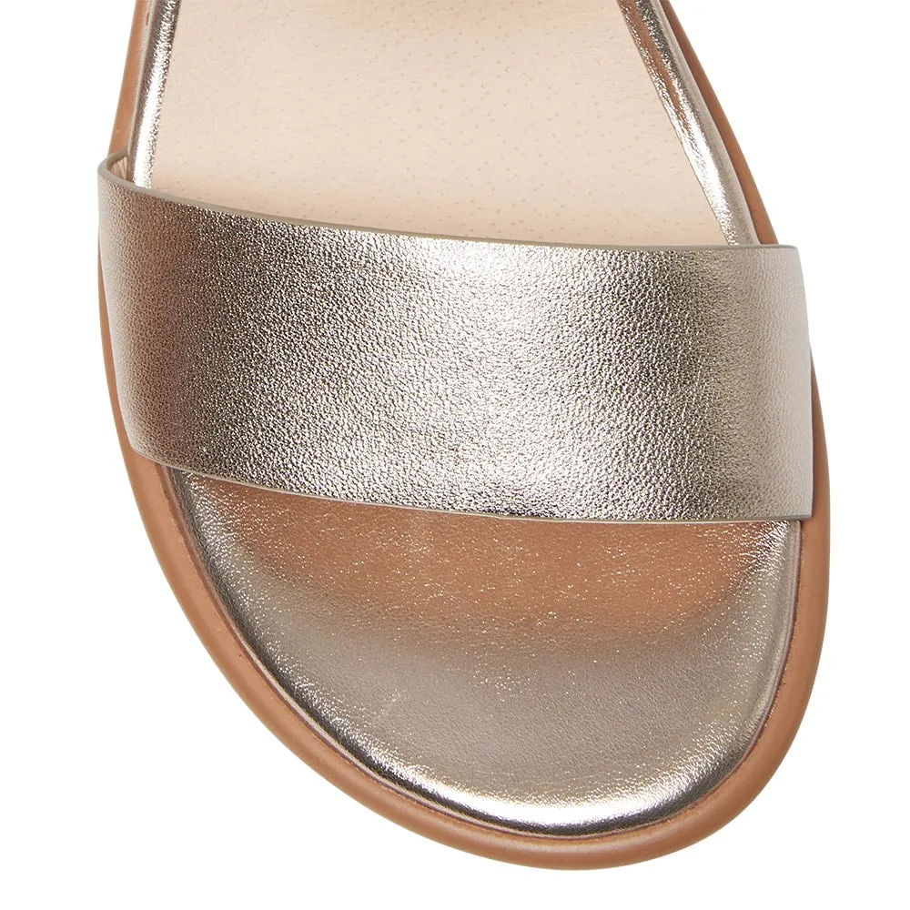 Iris Wedge in Gold Leather