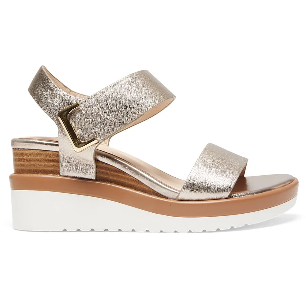 Iris Wedge in Gold Leather