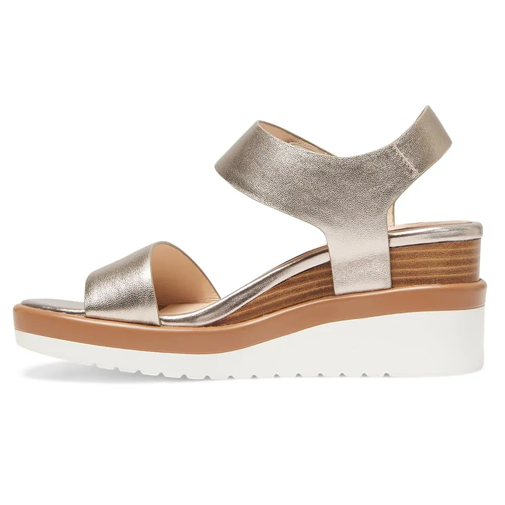 Iris Wedge in Gold Leather